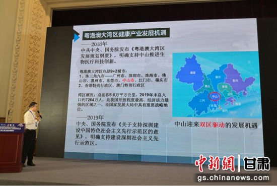 图为南京江宁高新区管委会副主任何韬，进行南京江宁高新技术产业开发区园区介绍和生命科学产业推介。